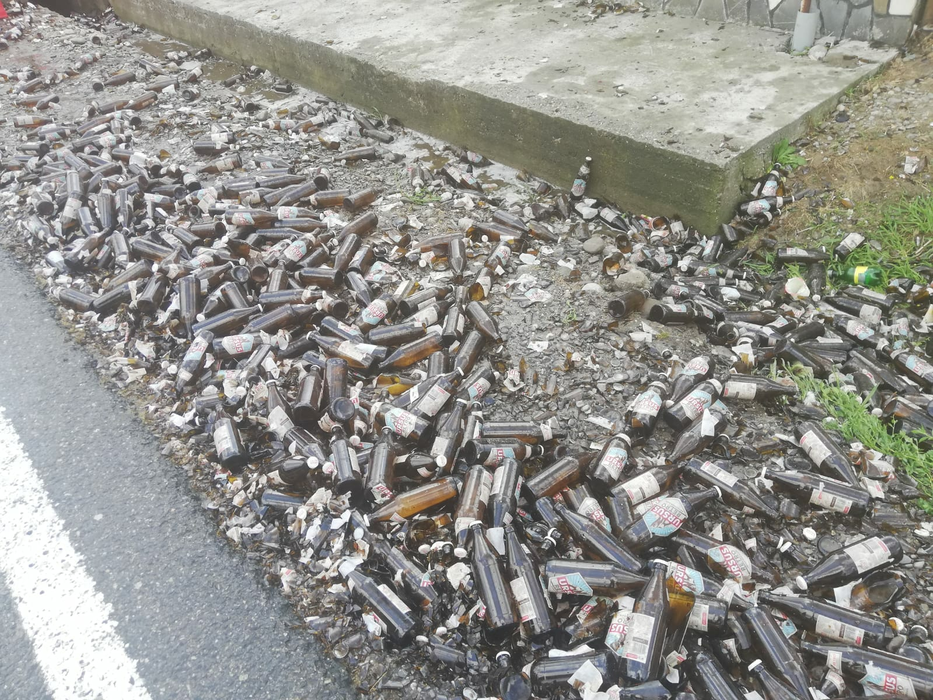 Un TIR cu bere s-a răsturnat pe DN 72, în comuna I.L. Caragiale, din Dâmbovița. Sătenii au sărit imediat să se „aprovizioneze”