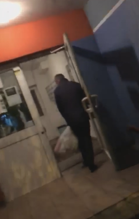 Florin Talpan intră în bloc cu mai multe cumpărături