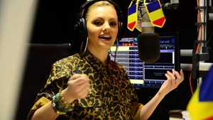 Alexandra Stan a sarbatorit romaneste in studioul ProFM! Vezi CUM SUNA versiunea EI pentru imnul Romaniei, cantat LIVE!