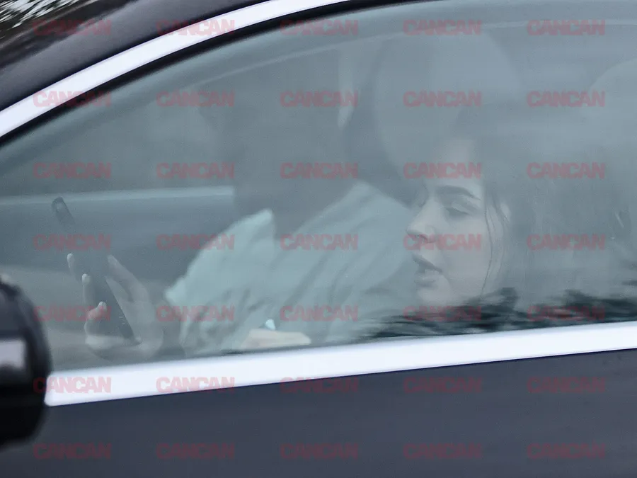 Delea și tânăra par a fi colaboratori, dar nu se știe niciodată