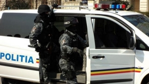 Bătaie cu topoare şi săbii la Târgu-Jiu! Un bărbat de 38 de ani a fost rănit