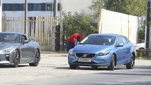 Am filmat întreaga scenă pe şoseaua de centură! Proaspăt divorţată, cunoscuta prezentatoare TV a fost ”agăţată” în trafic de un mic milionar…