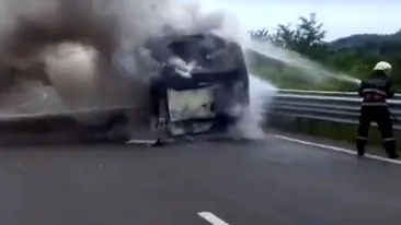 Imagini de groază, în Hunedoara! Un autobuz a luat foc în timp ce mergea