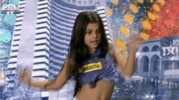 La 8 ani, a dansat lasciv pe melodia lui 50-Cent, dar nu l-a dat gata pe Mihai Petre! Uite ce opturi face!