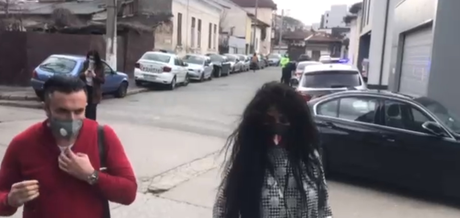 Laurette și avocatul ei, la ieșirea din sediul Poliției