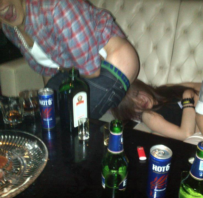 Imagini ruşionase cu fiul Niculinei Stoican! Băiatul a umilit o puştoaică beată în club! Şi-a dat pantalonii jos, iar ce a urmat întrece orice imaginaţie!  FOTO