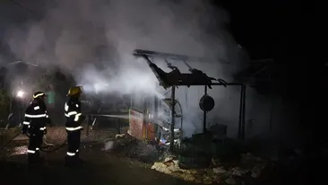 Incendiu devastator! Opt mașini și două case distruse de flăcări