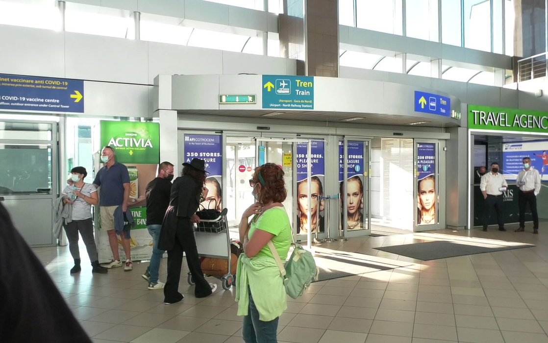Mihaela Rădulescu a încercat să se „camufleze” în aeroport / Sursă foto: CANCAN