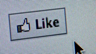 Obsesia Facebook, dusa la extrem! Un cuplu si-a botezat fetita Like