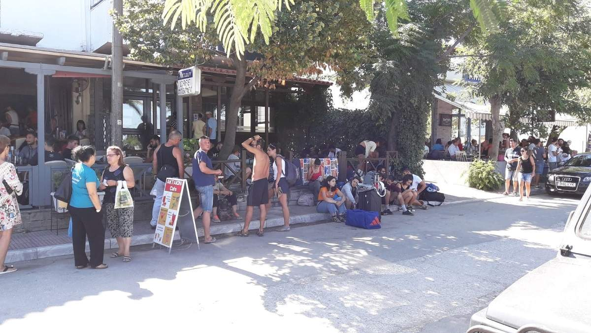 Sute de români sunt blocați pe o insulă din Grecia! Nu au feribot să-i aducă acasă