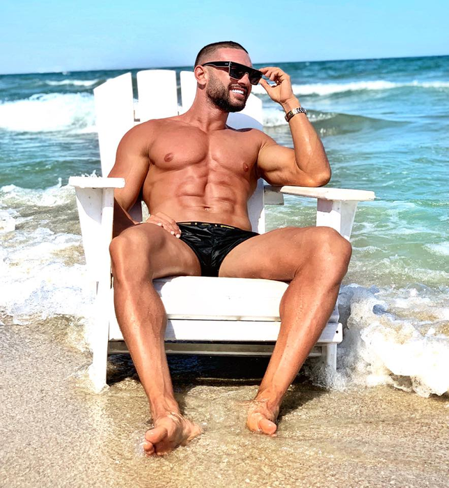 Dorian Popa e acum mare „macho”, dar să vezi cum arăta starul de la Antena 1 în tinerețe, când era „plat” și nu avea mușchi deloc