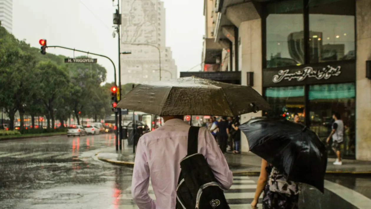 Cod galben de instabilitate atmosferică. Meteorologii anunță furtuni, vijelii și grindină în Capitală
