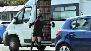 Ea e prostituata care a șocat autoritățile: ”Fac un job precum doctorii sau asistentele!” Aleargă după clienți cu duba