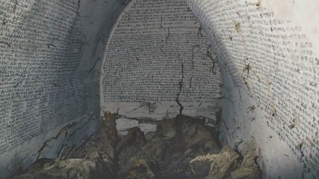Sa fie un BLESTEM? Inscriptiile MISTERIOASE din cripta! Nimeni nu stie ce inseamna textele scrise AICI!