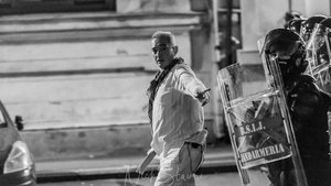 Surpriză: Cine este bărbatul în alb care a coordonat intervenția jandarmilor din Piața Victoriei
