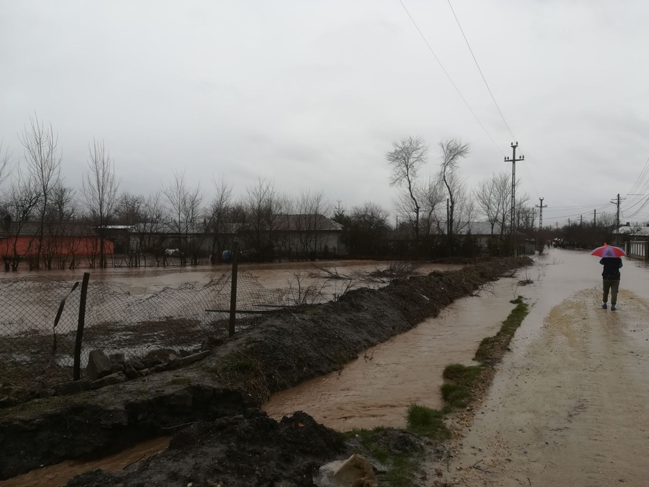 Apele au năvălit pe drumuri și în casele oamenilor