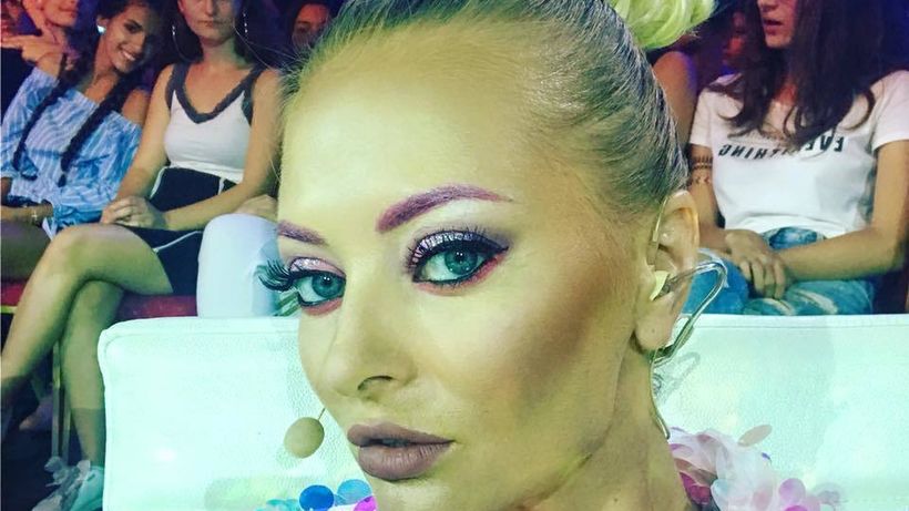 Nu degeaba i se spune „vedeta cameleon”! Cu ce look extravagant s-a afişat acum DELIA