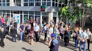 Protest la primăria din Focșani! Oamenii acuză că nu și-au primit salariile