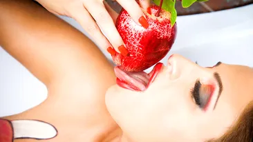 Muscatul marului nu a fost niciodata mai incitant! Nici nu banuiesti cine e vedeta care mangaie cu limba fructul interzis