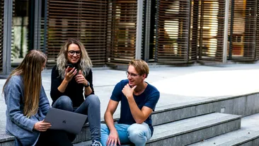 NU E O GLUMĂ! Cât a plătit un student de la ASE pentru un meniu cu ciorbă și cotlet de porc la cantina universității