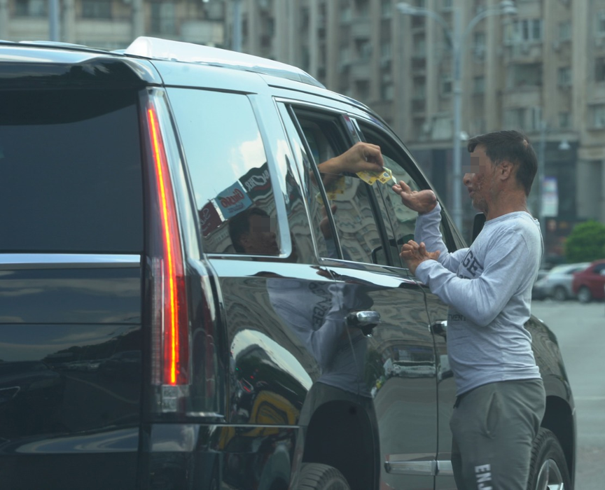Florin Salam și-a arătat ”pătrățelele” în inima Bucureștiului