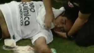 VIDEO SOCANT! Un fotbalist intra in convulsii dupa o accidentare grava!