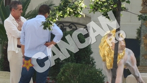 Imagini senzationale! "Elefantul" Gigi Becali a fost ignorat de "Leul de Aur" chiar in curtea Palatului! "Ba, ba animalule! Tu stii cine sunt eu?!"