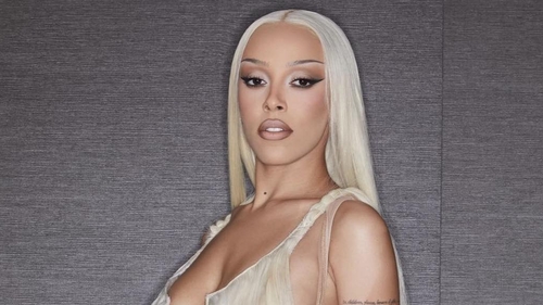 Cea mai „păcătoasă” apariție în prag de Paște! Cum s-a lăsat „atinsă” de aparatul foto Doja Cat