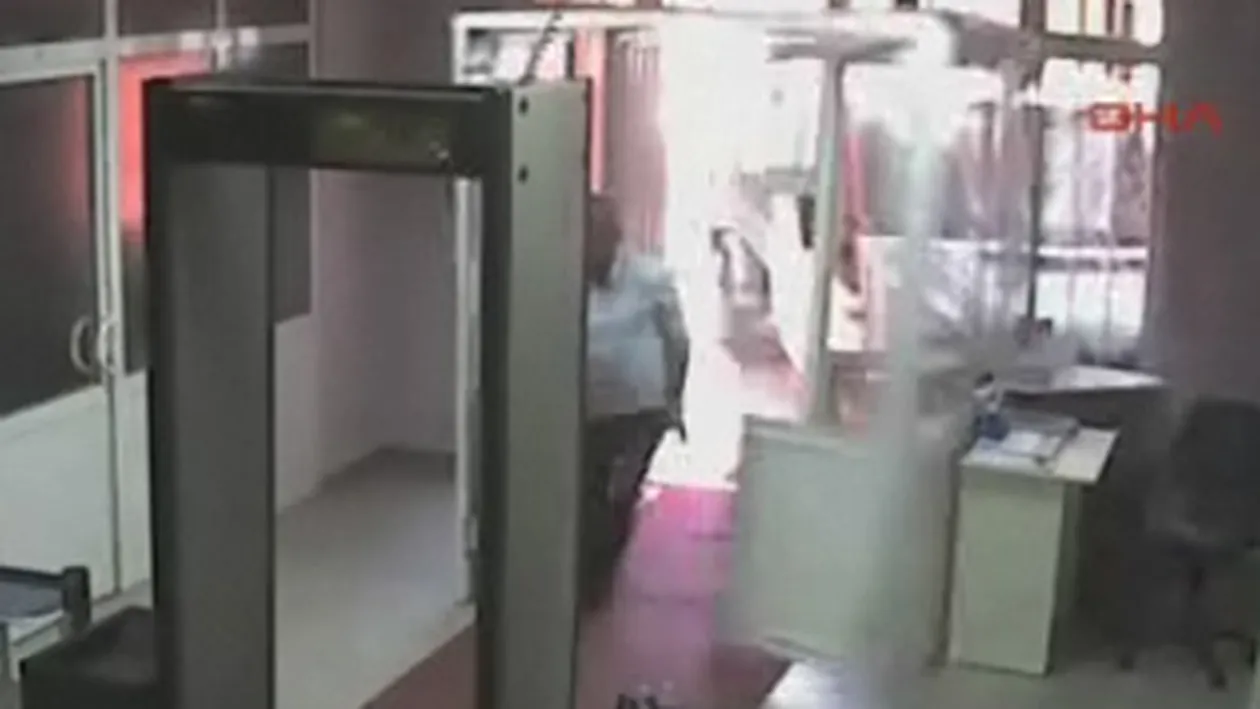 VIDEO Mai iute ca moartea! A supravietuit dupa ce era sa fie lovit de o duba scapata de sub control