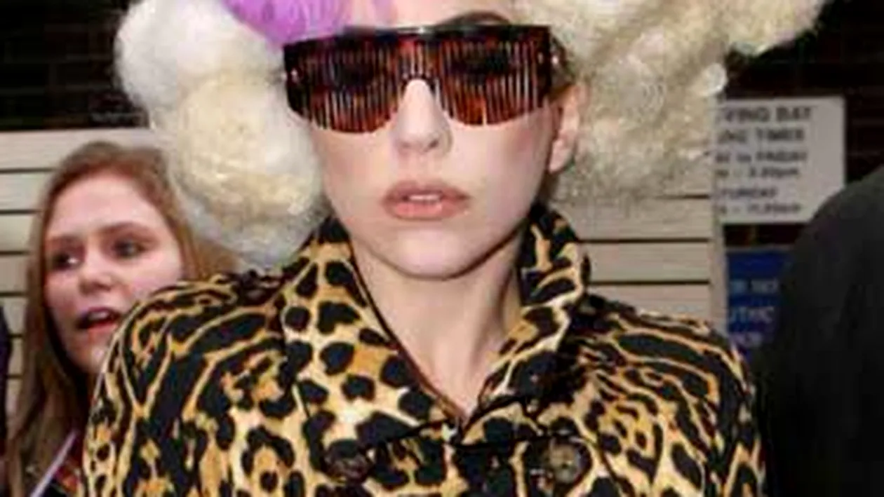 Lady Gaga si-a pus dinti de aur!Vezi aici cum arata!