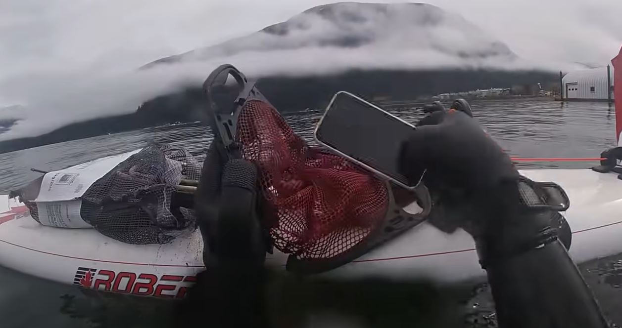 O femeie a găsit un iPhone 11 care a stat 6 luni pe fundul unui lac și este încă funcțional. Cine este proprietara telefonului | VIDEO