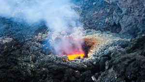 Cel mai activ vulcan din Europa a erupt de două ori într-o singură săptămână. Imagini spectaculoase din Italia. VIDEO