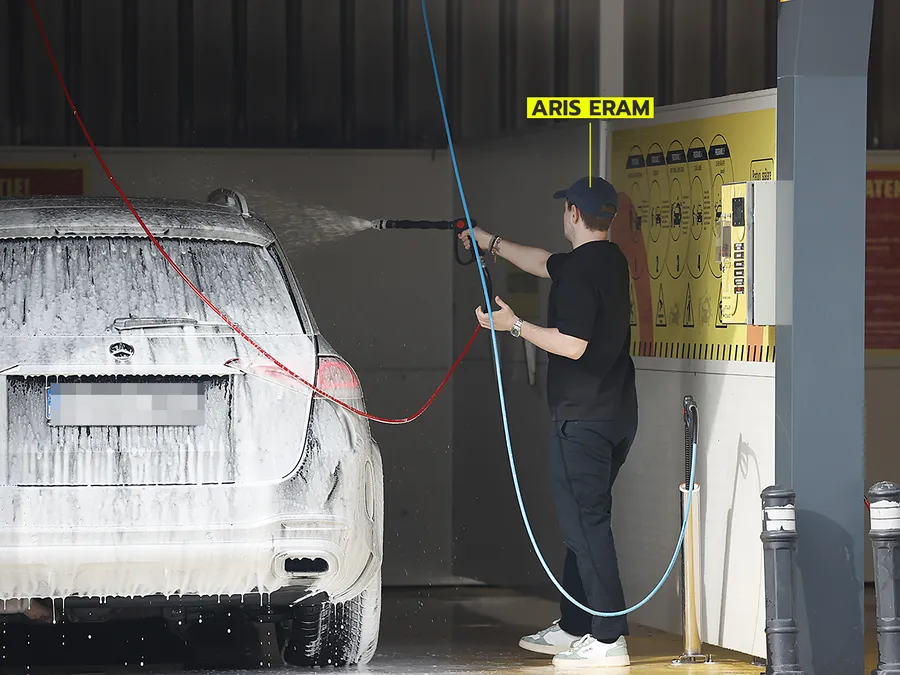 Aris Eram a mers cu mama sa la spălătorie și i-a făcut mașina lacrimă