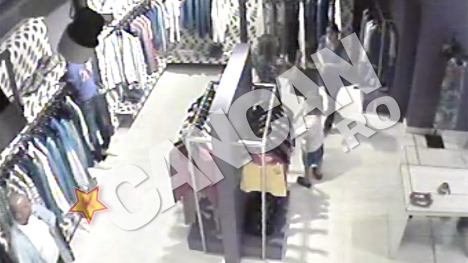 VIDEO Sharon Stone a facut cumparaturi la reduceri! Si-a achizitionat ad-hoc o poseta, disperata ca nu avea unde sa-si bage lucrurile si le-a intins pe toate pe masa casierului! Si-a bagat geanta de 2.300 de euro intr-una de 150!