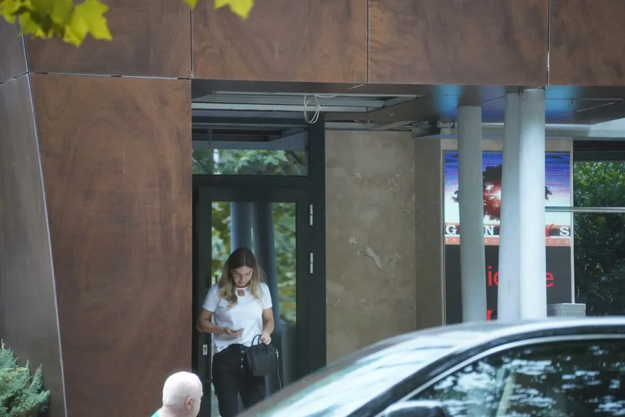 Campioana se pregătește să urce în mașină (Foto: CANCAN.RO)