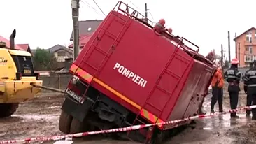 S-a intamplat langa Bucuresti. O masina de pompieri a cazut intr-un sant