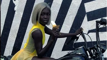 VIDEO / A fost poreclită ”Regina Întunericului”! Modelul care face furori pe internet, propunere uluitoare de la un şofer de taxi: ”Pentru 10.000 de lire sterline...”