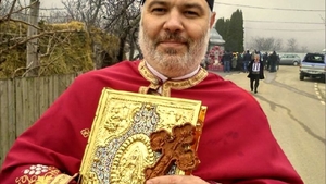 Un preot beat mort din Vaslui a dat afară mireasa, mirele și nuntașii! A închis biserica și s-a culcat în altar