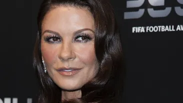 Catherine Zeta-Jones, de nerecunoscut! Cum arată acum actriţa