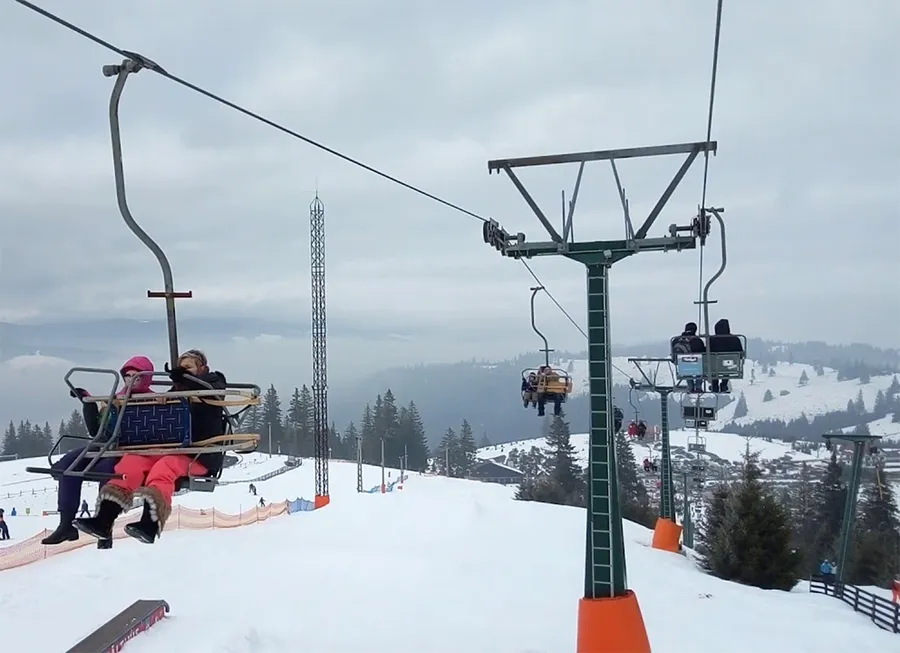 S-a deschis părtia din Azuga. Câți lei costă o călătorie dus-întors cu telescaunul