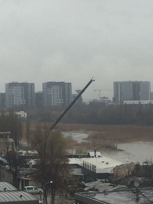 Autorităţile au reuşit abia acum să înceapă lucrările de consolidare ale resturilor materiale rămase în urma incendiului din Bamboo, pentru a demara cercetările.