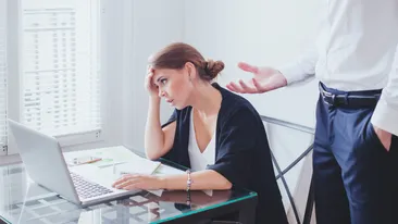 Povestea de viața a unei mame a doi copii din Marea Britanie. Motivul ireal pentru care această tânără este obligată de şef să vină doar machiată la muncă