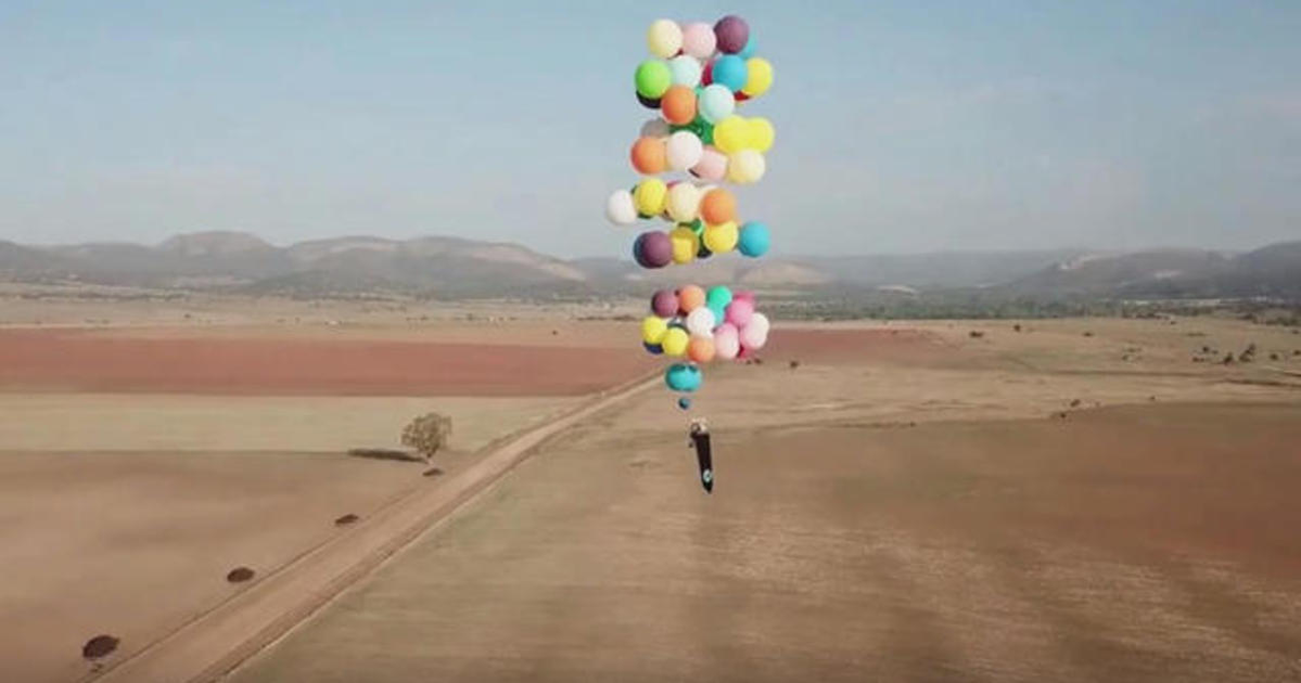 Acest tânăr a zburat cu ajutorul a 100 de baloane şi a unui scaun pliabil după ce s-a inspirat dintr-un film! Imaginile au ajuns virale într-un timp record