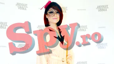 Premiera! Alexandra Ungureanu a ajuns la rubrica “Bine Imbracate”!Sexy intr-o salopeta pastel si cu o palarie avangardista