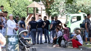 Un român din Italia a încercat să intre cu mașina în 200 de oameni aflați într-un parc!
