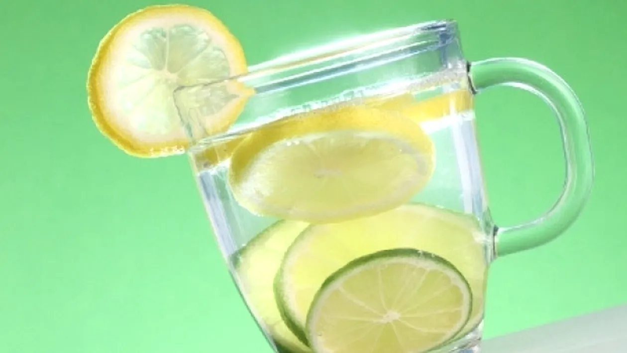 Dieta cu apă caldă şi lămâie te ajută să slăbeşti? Ce spun specialiştii