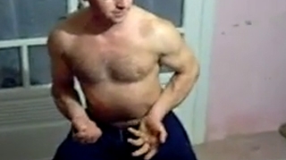VIDEO Genial! Taranul asta se crede Van Damme si se rupe in figuri la gura sobei! Uite cat e de penibil