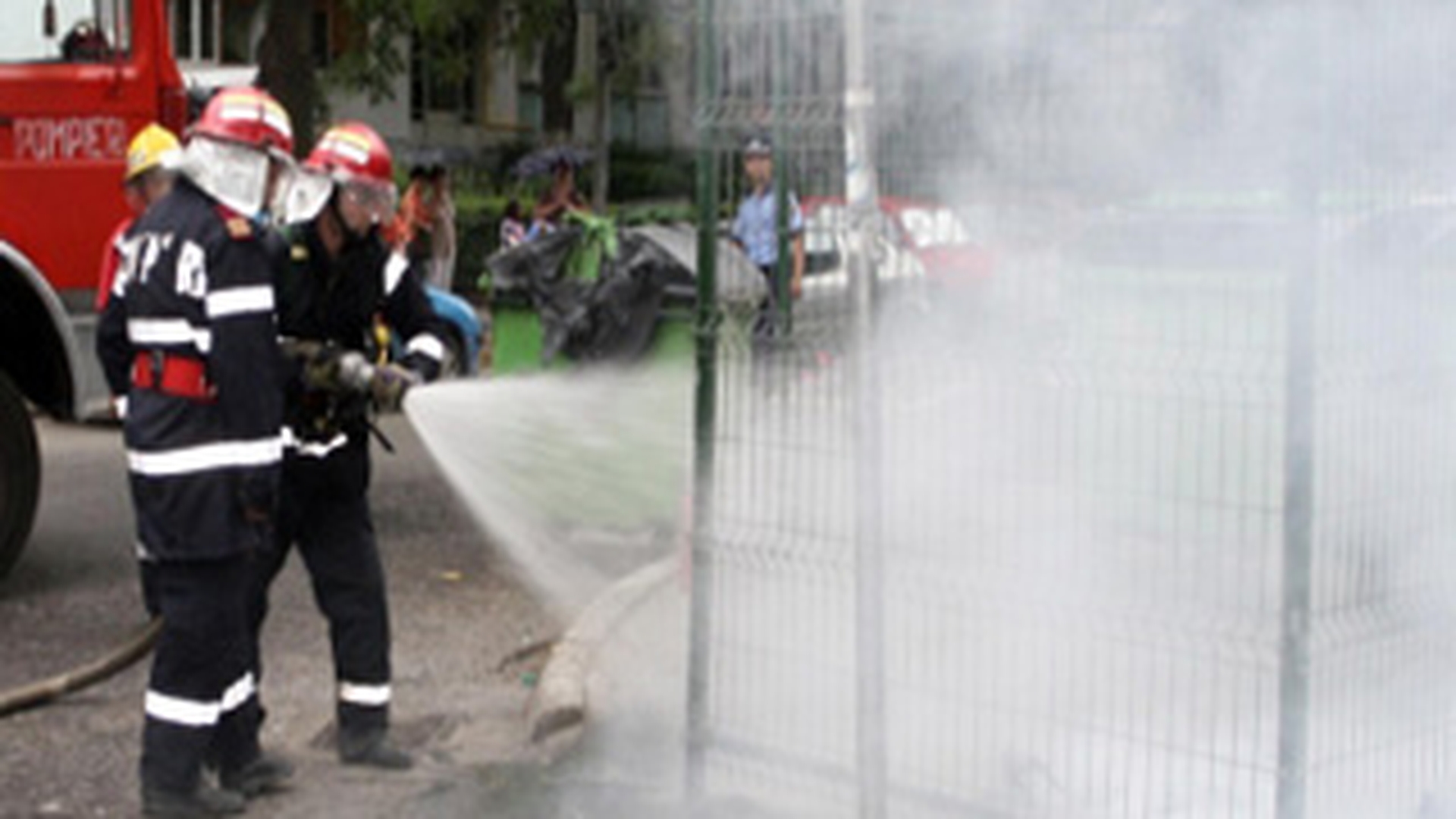 Incendiu la un service din Pitesti! Doua persoane au fost ranite