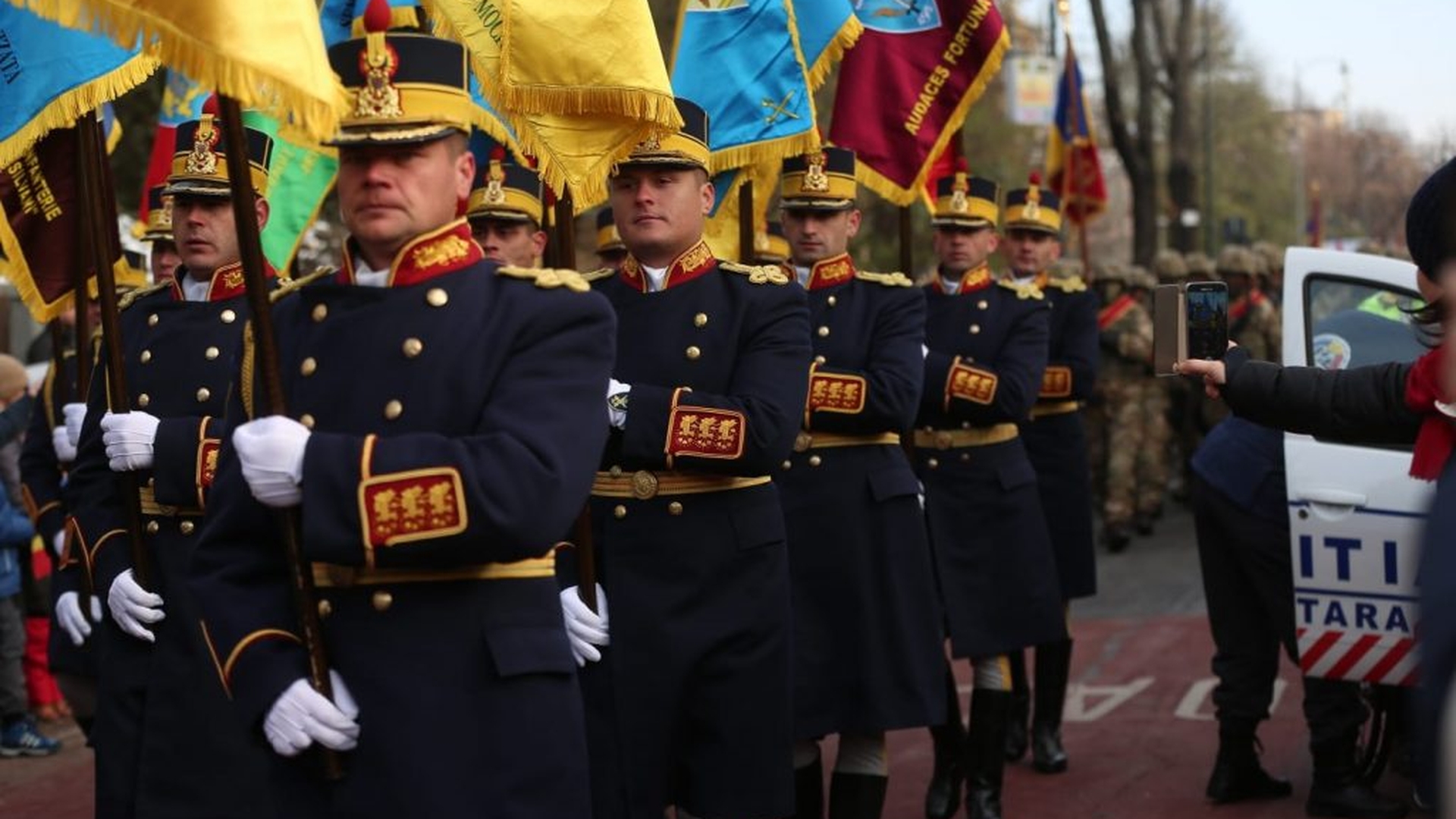 Incident la parada militară:  i s-a făcut rău! A fos scoasă pe braţe şi dusă la ambulanţă