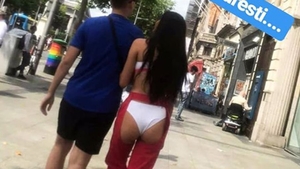Nesimțire maximă! Cum a apărut îmbrăcată această tânără ieri, în București. Este decupată în... dos